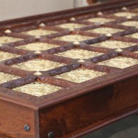 MESAS DE MADERA ANTIGUA TALLADA CON IMPORTANTES DETALLES DE BRONCE